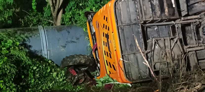 Horrible accident on Mumbai Pune Express bus going to Pandharpur Five dead, some serious