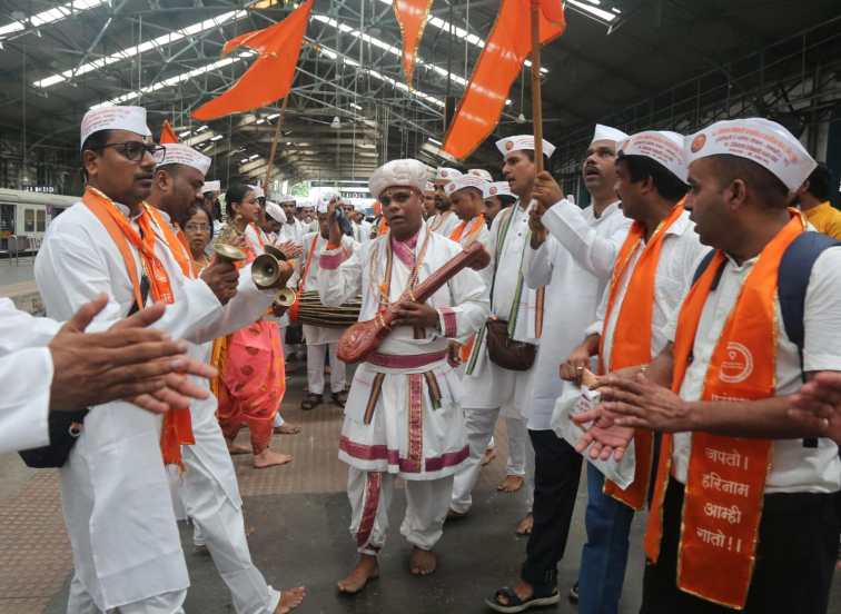 Local's Passengers Arranged Ashadhi Ekadashi Dindi in Mumbai