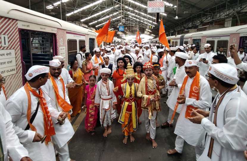 Local's Passengers Arranged Ashadhi Ekadashi Dindi in Mumbai