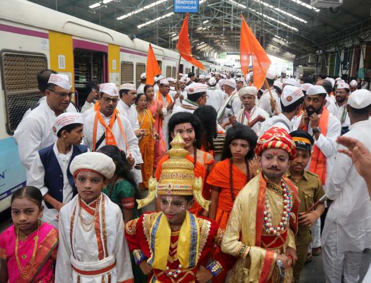 Local's Passengers Arranged Ashadhi Ekadashi Dindi in Mumbai