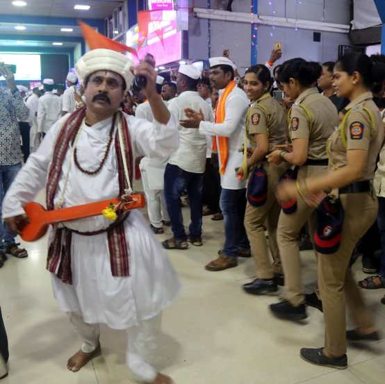 Local's Passengers Arranged Ashadhi Ekadashi Dindi in Mumbai