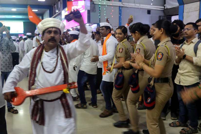 Local's Passengers Arranged Ashadhi Ekadashi Dindi in Mumbai