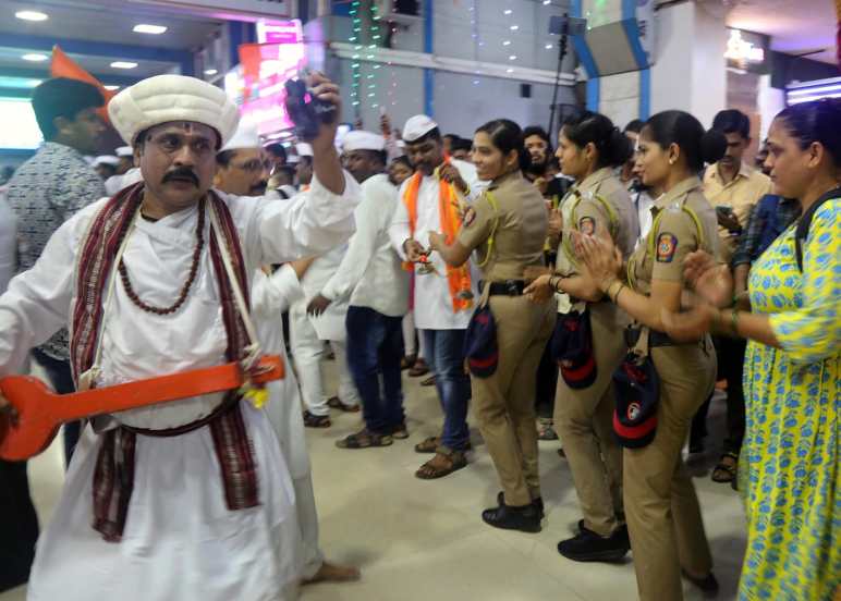 Local's Passengers Arranged Ashadhi Ekadashi Dindi in Mumbai