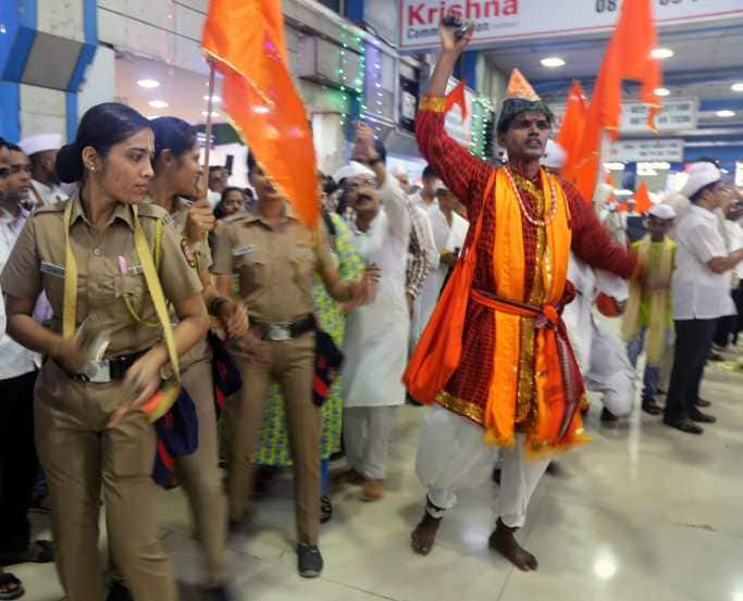 Local's Passengers Arranged Ashadhi Ekadashi Dindi in Mumbai