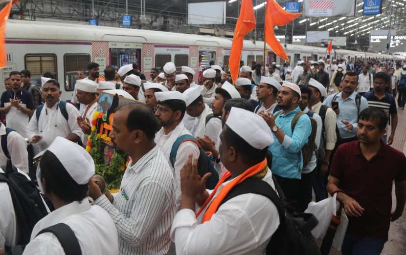 Local's Passengers Arranged Ashadhi Ekadashi Dindi in Mumbai