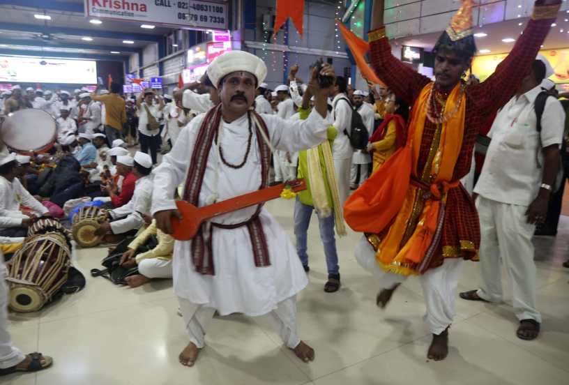 Local's Passengers Arranged Ashadhi Ekadashi Dindi in Mumbai