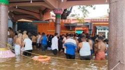 कोल्हापूर : नृसिंहवाडीतील दत्त मंदिरात दुसरा दक्षिणद्वार सोहळा; भाविकांनी केले पवित्र स्नान