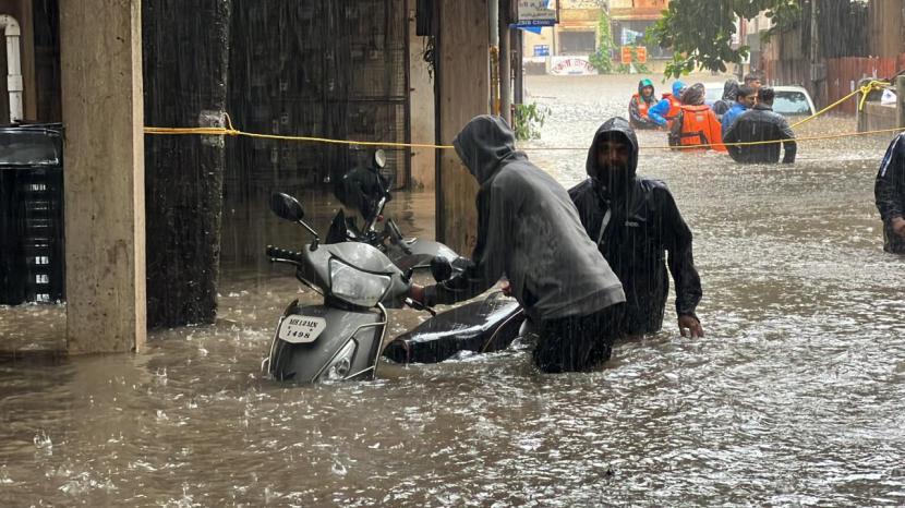 Pune Heavy Rainfall Alert Today in Marathi, pune rain latest photos by indian express