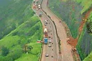 six policemen for patrolling during accident on mumbai pune expressway