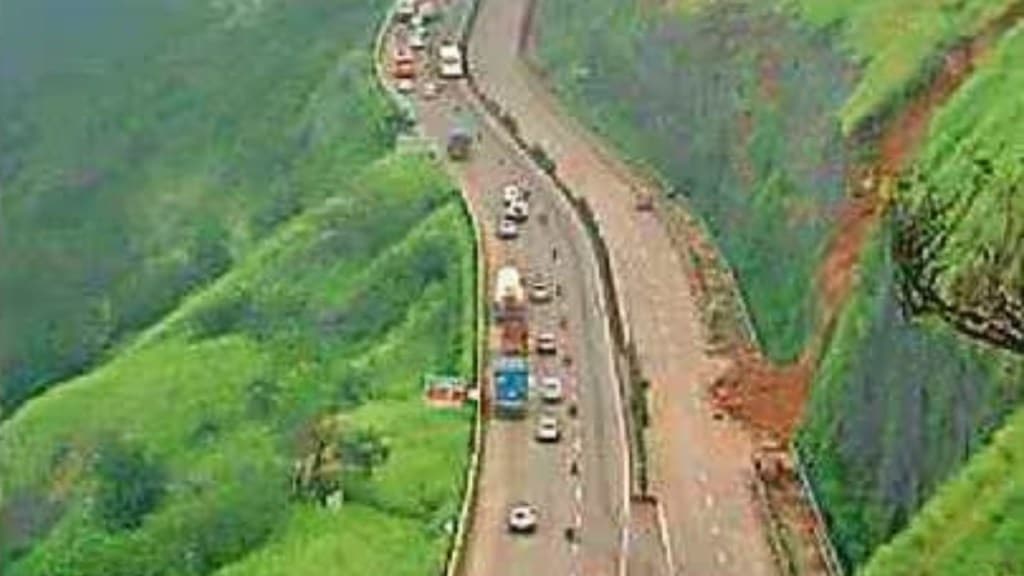 six policemen for patrolling during accident on mumbai pune expressway