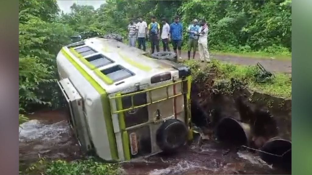 Tourists traveler bus falls into river bed in Dapoli All passengers safe