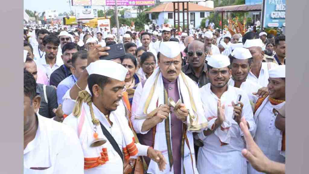 Baramati, Sant Tukaram Maharaj palkhi Ceremony, Ajit Pawar and Sunetra Pawar Participate in Sant Tukaram Maharaj palkhi, ajit pawar, sunetra pawar, ajit pawar Participate in Sant Tukaram Maharaj palkhi Ceremony, sunetra pawar Participate in Sant Tukaram Maharaj palkhi Ceremony, pune news, Baramati news,