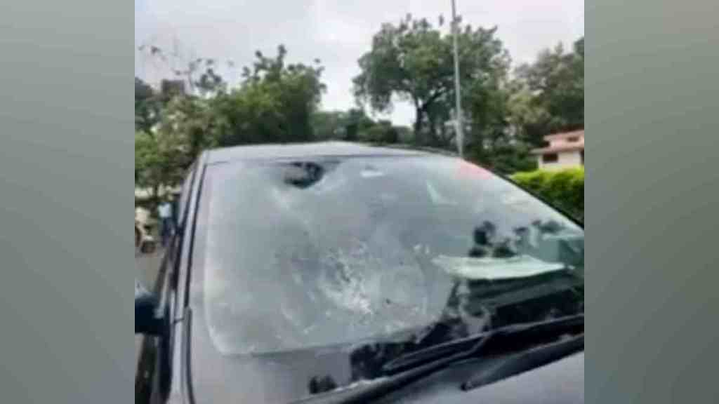 Akola, Amol Mitkari, NCP, vehicle attack, militants, Raj Thackeray, criticism, sit-in protest, police inaction, Civil Line Police Station, Maharashtra, Amol Mitkari Protests at civil line Police Station, NCP MLA Amol Mitkari s Vehicle Attacked by manse, maharasthra navnirman sena,