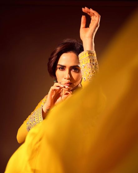 amruta-khanvilkar