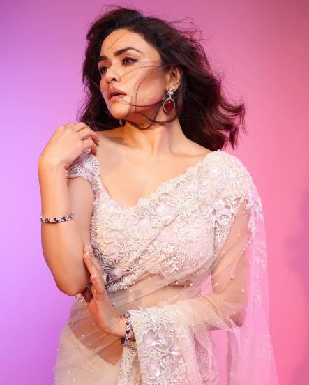 amruta-khanvilkar