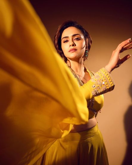 amruta-khanvilkar