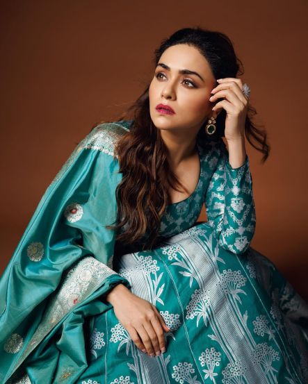 amruta-khanvilkar