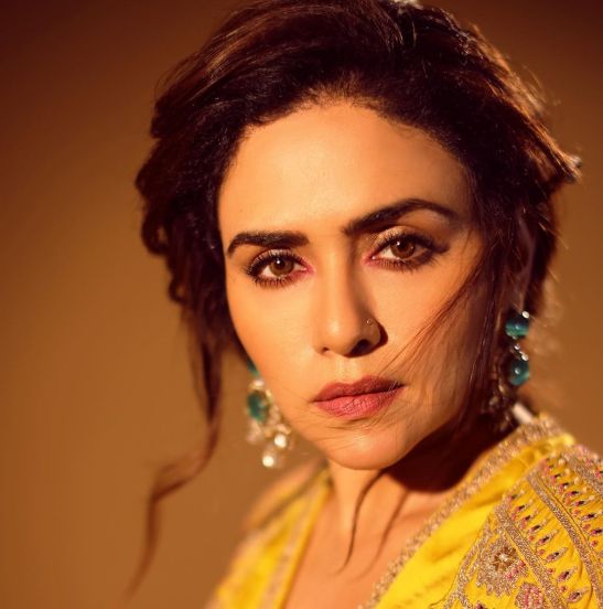 amruta-khanvilkar