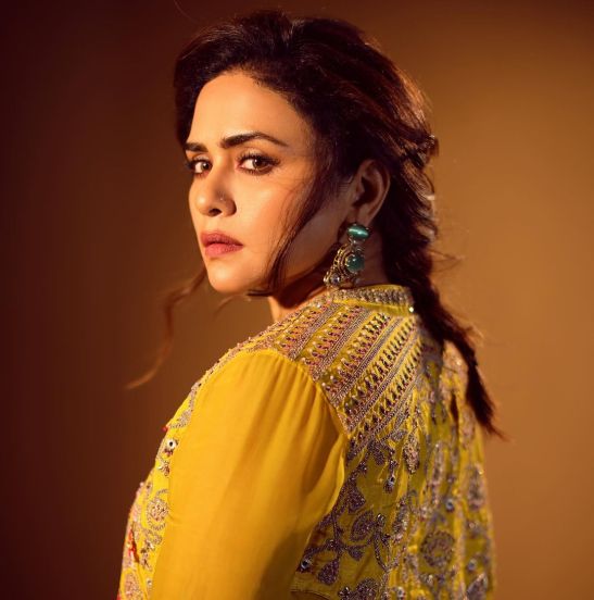 amruta-khanvilkar