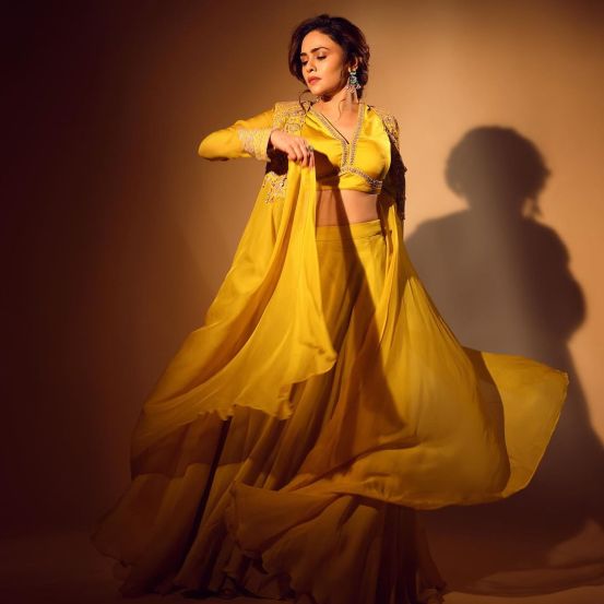 amruta-khanvilkar