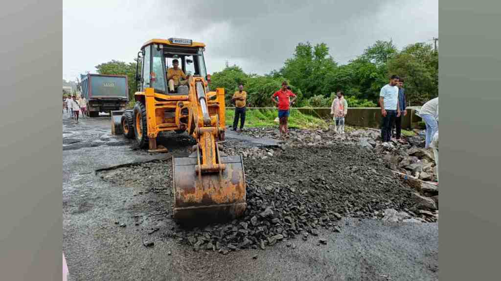 Badlapur, Ulhas river, water level, flood, decrease, Raite Bridge, Kalyan Ahmednagar National Highway, waterlogging, repairs, kalyan news, latest news, marathi news,