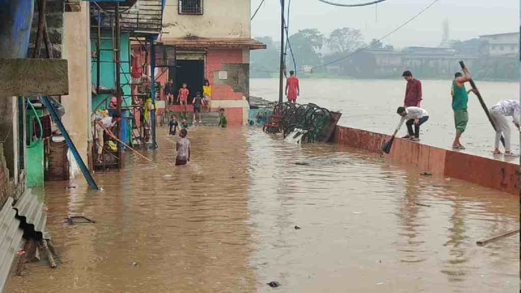 Heavy Rainfall in Thane District, Knee-deep water accumulated near kamwari river house, Severe Flooding in Bhiwandi, Disrupts Life and Commerce, Heavy Rainfall in Bhiwandi, Bhiwandi news, marathi news, latest news,