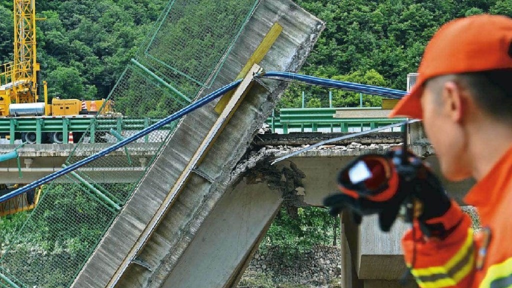 Bridge collapse kills 12 in China