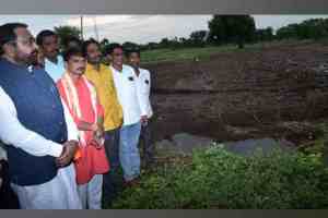 Union Minister Prataprao Jadhav, Prataprao Jadhav Inspects Severe Crop Damage, Prataprao Jadhav Inspects Severe Crop Damage in khamgaon tehsil, khamgaon tehsil Buldhana,