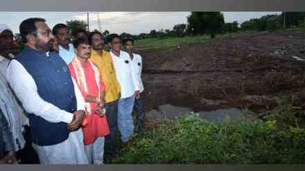 Union Minister Prataprao Jadhav, Prataprao Jadhav Inspects Severe Crop Damage, Prataprao Jadhav Inspects Severe Crop Damage in khamgaon tehsil, khamgaon tehsil Buldhana,