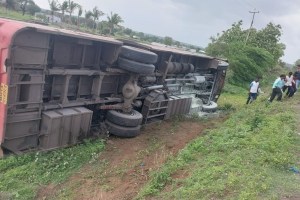 speeding bus overturned on manmad malegaon road eight injured