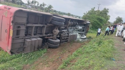 speeding bus overturned on manmad malegaon road eight injured