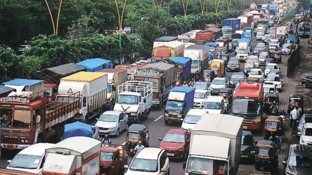 Nashik Mumbai highway traffic jam marathi news