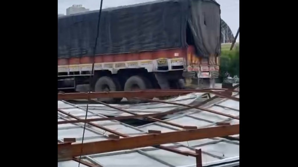 panvel hoarding collapsed marathi news