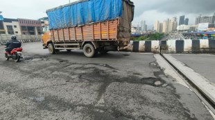 potholes on majiwada bridge marathi news