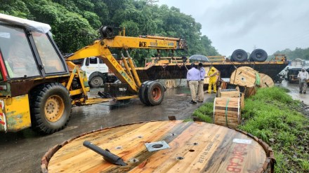 vasai cable transport trailer overturned