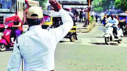 pune police constable pulled along by bike rider