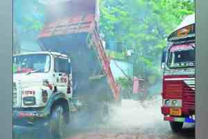 debris use filling in potholes, apmc market vashi, Hindering Traffic Flow , APMC market Vashi, Potholes, Traffic obstruction, Grain market, Spice market Road, navi mumbai, latest news, marathi news,