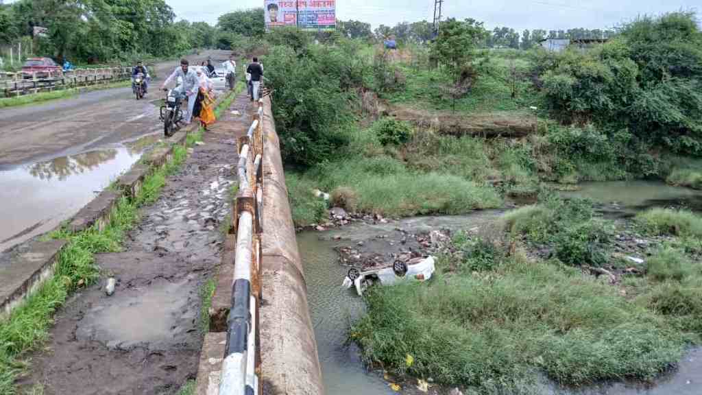 Fatal Accident in Nashik, Vehicle Plunges into Godavari River in nashik, accident near gangapur village, One Dead Two Injured in accident, nashik news,