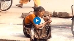 शेवटी आईचं ती! रस्त्याच्याकडेला बाळाला घेऊन बसलीये महिला, आईचा लेकरावर प्रेमाचा वर्षाव, पाहा हृदयस्पर्शी Video