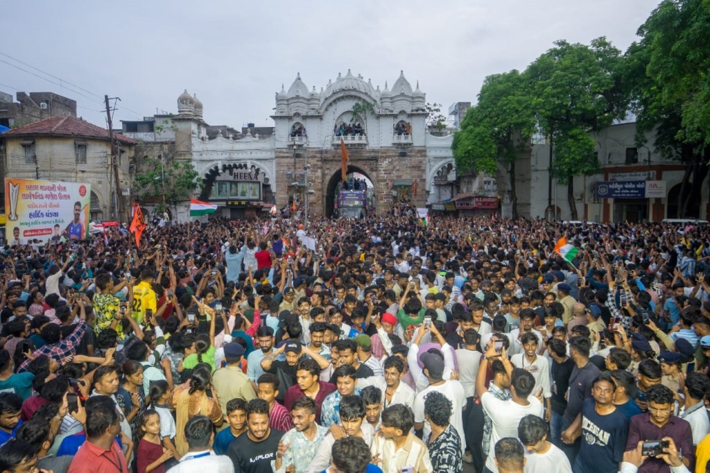 hardik pandya victory road show in vadodara