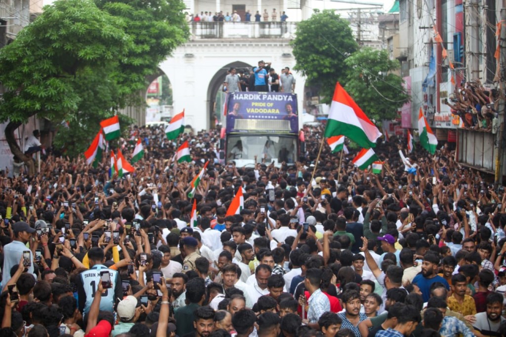 hardik pandya victory road show in vadodara