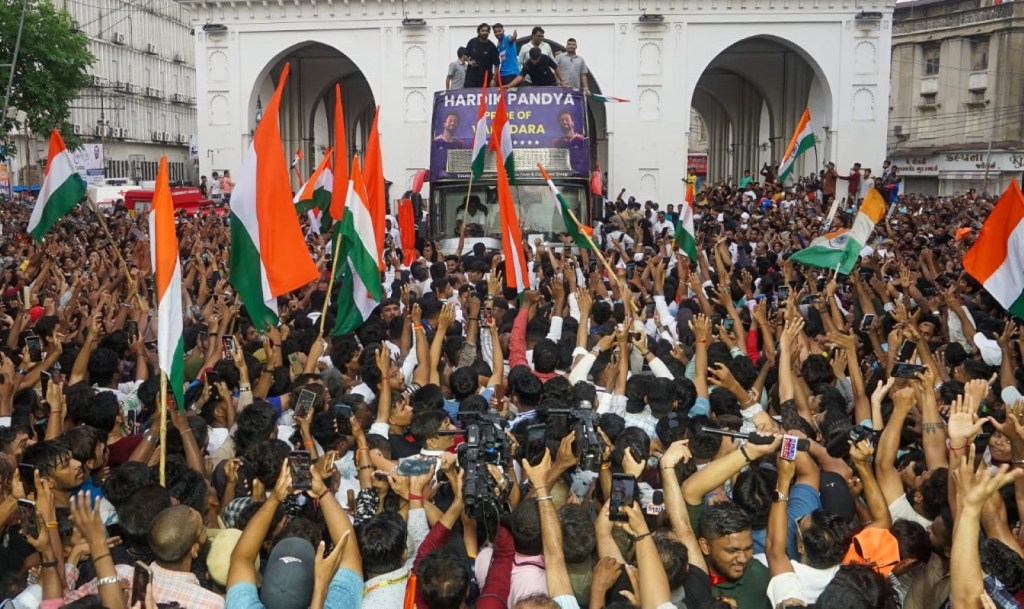 hardik pandya victory road show in vadodara