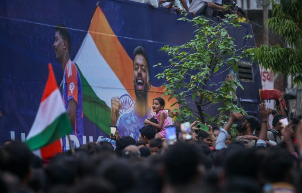 hardik pandya victory road show in vadodara