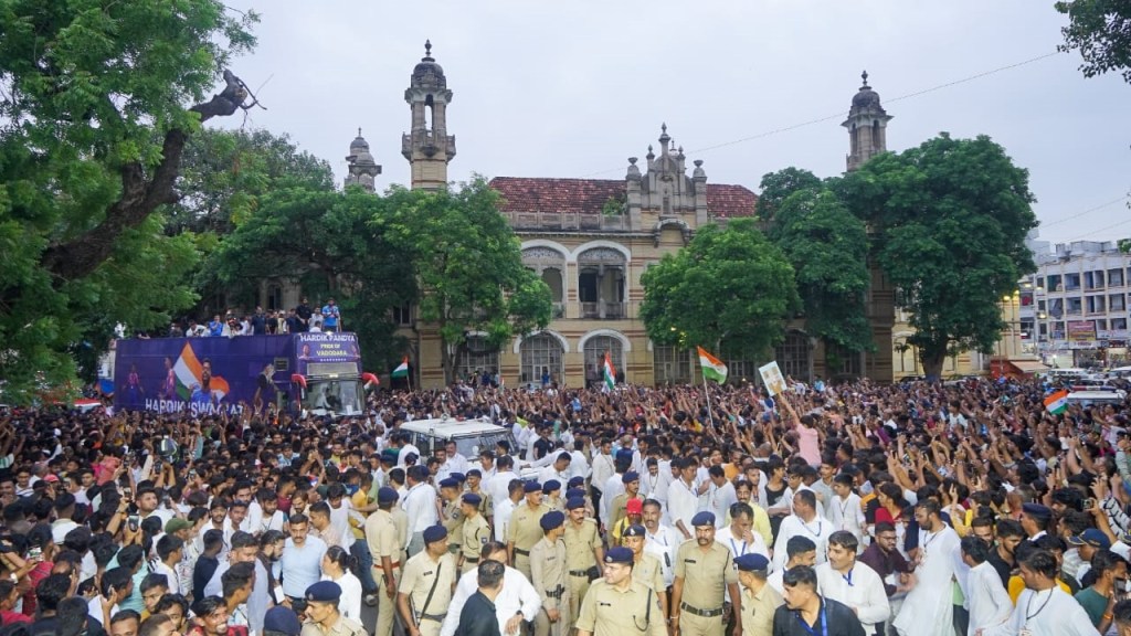 hardik pandya victory road show in vadodara