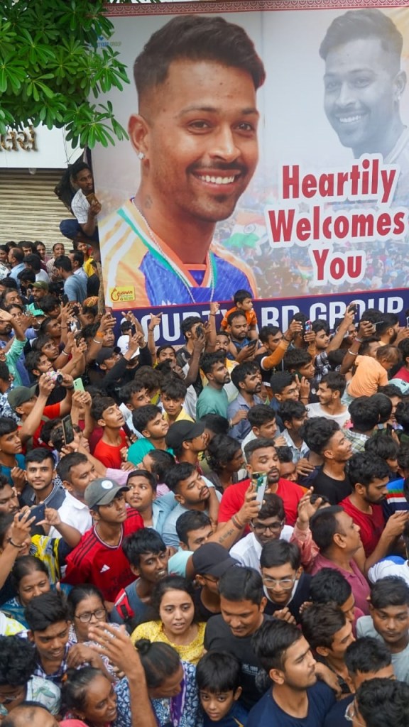 hardik pandya victory road show in vadodara