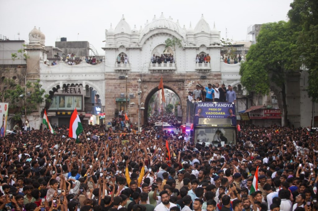 hardik pandya victory road show in vadodara