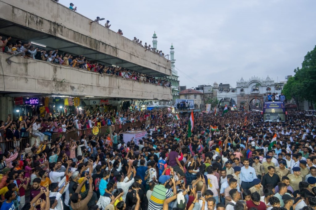 hardik pandya victory road show in vadodara