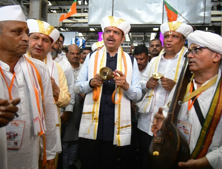 Local's Passengers Arranged Ashadhi Ekadashi Dindi in Mumbai