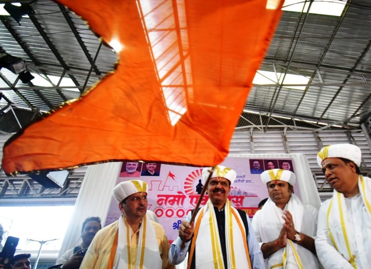 Local's Passengers Arranged Ashadhi Ekadashi Dindi in Mumbai