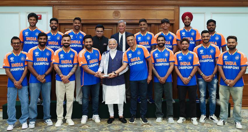Narendra Modi does not hold the World Cup trophy